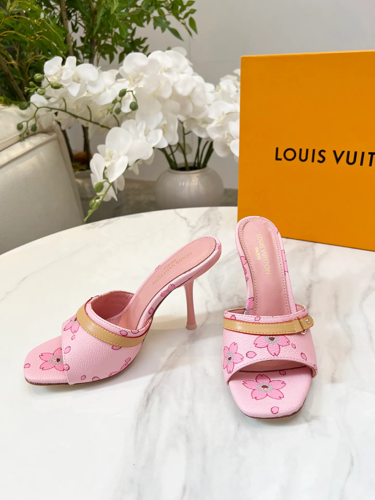 👟👟Ex-factory price 440👟👟 LV new denim kitten heel slippers 2025 summer must-have for goddesses, original replica, super comfortable on the feet. Show off the queen's temperament, the heel height is 9.5CM, which shows your temperament without being tiring. Leather outsole. Standard code: 35-42 (41 and 42 codes are customized, non-returnable and non-exchangeable)